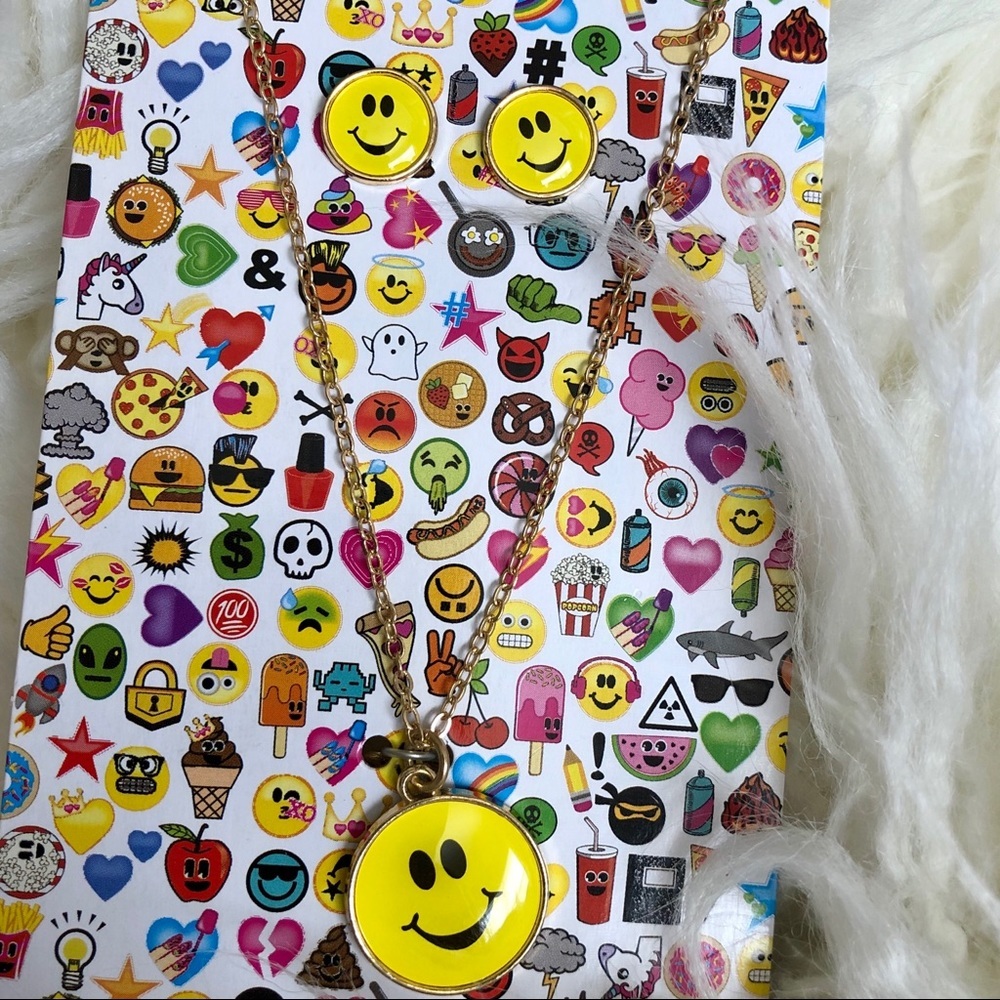 Vintage Y2K Smiley Face Necklace & Earrings ADORABLE SET‎
